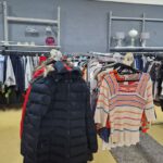 Frauenzimmer-Kleider-sortiert
