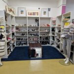 Frauenzimmer-Schuhe-Taschen-sortiert